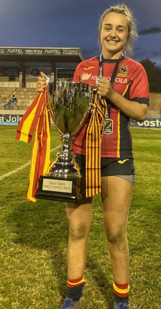 Maider Aresti con la Copa de campeona de Europa