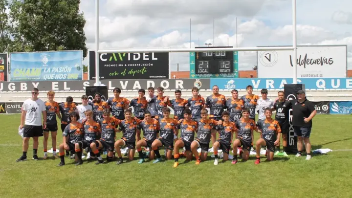 Equipo Les Abelles M16 posando en el campo durante el Campeonato de España y Torneo Nacional de Rugby 2024