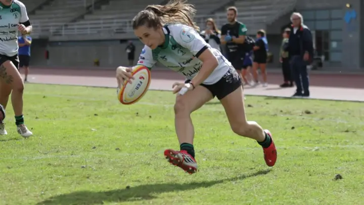 Alejandra Casaseca posa el balón en el primer ensayo del Cajasol Cocos Sevilla ante el CRAT A Coruña