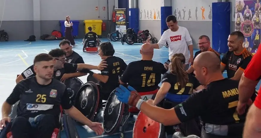 Los jugadores del Dragones del CAAD chocan las manos tras un partido en Valencia