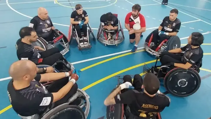 William Ybert habla con los jugadores del Dragones del CAAD en la pista del Polideportivo Malvarrosa de Valencia