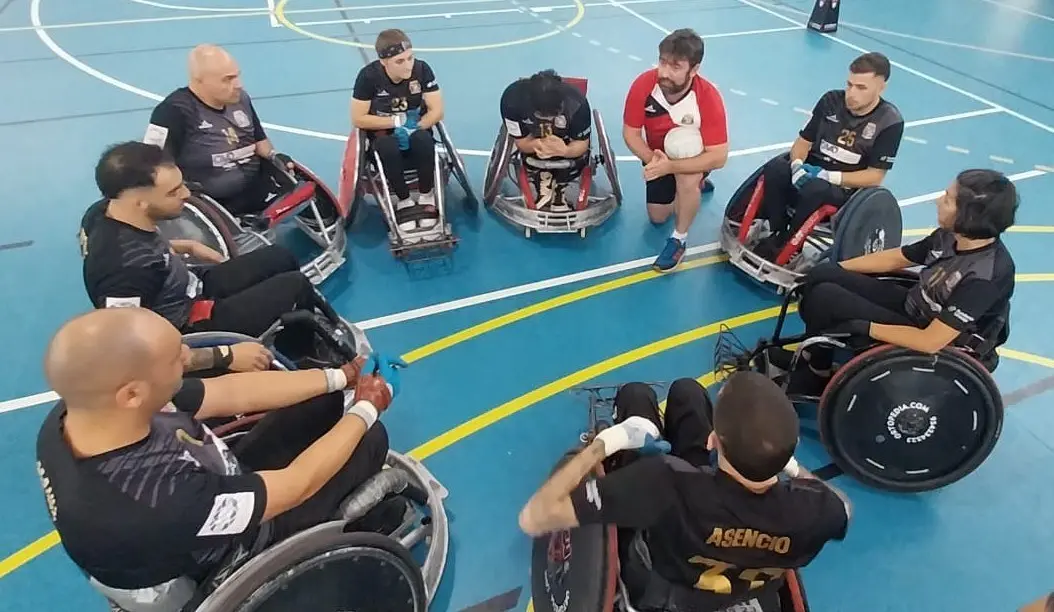 William Ybert habla con los jugadores del Dragones del CAAD en la pista del Polideportivo Malvarrosa de Valencia