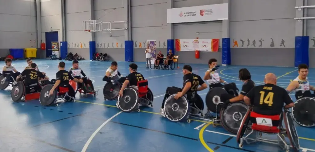 Los jugadores del Dragones del CAAD saludan a sus rivales en el Polideportivo Malvarrosa